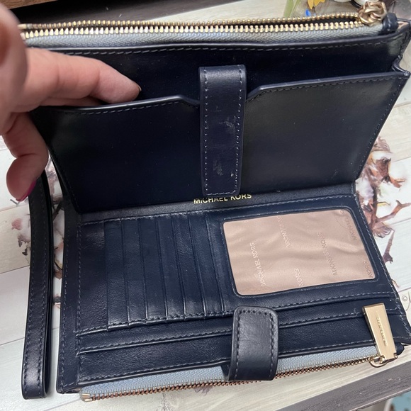 Authentic Michael Kors signature wallet/wristlet. - Picture 3 of 8